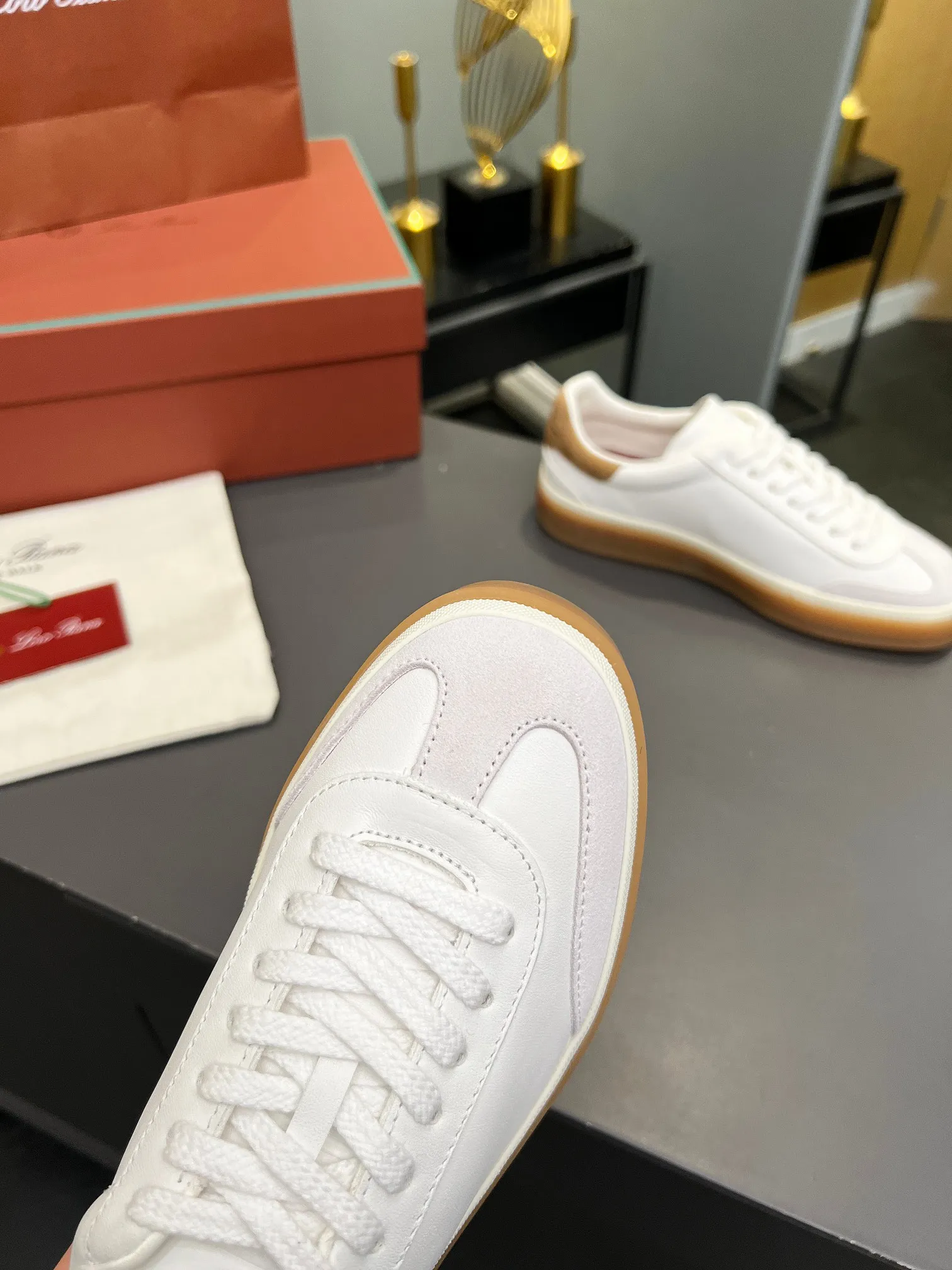 Factory price: 580💰Purchase level, high version🦅⛳️ Italy [Loro men's shoes💰iana] Tennis walk series L men's shoes💰Couple moral training shoes casual sports shoes sneakers🎁🎁 Original purchase development and production This new suede tennis shoe adopts an ultra-low design, suitable for wearing all year round👫👫 The wrapped sole creates an effortlessly attractive color combination that harmoniously blends functionality with understated style, making it the ideal shoe for urban wear. Soft calfskin tongue with Kummel color insert at the heel, embossed L Men's shoes 💰 Logo Cotton lace upper, cowhide suede sole Rubber-lined calfskin ✦ Upper: imported first-layer cowhide ➕ Customized original cowhide ✦ Lining: cowhide lining ➕ Cow leather insole ✦ Sole: Original open-molded T men's shoe 💰R ultra-lightweight outsole ✦Packaging: Original full set of packaging ✦Female size: 35--40, ✦Male size: 39--44, customized 45